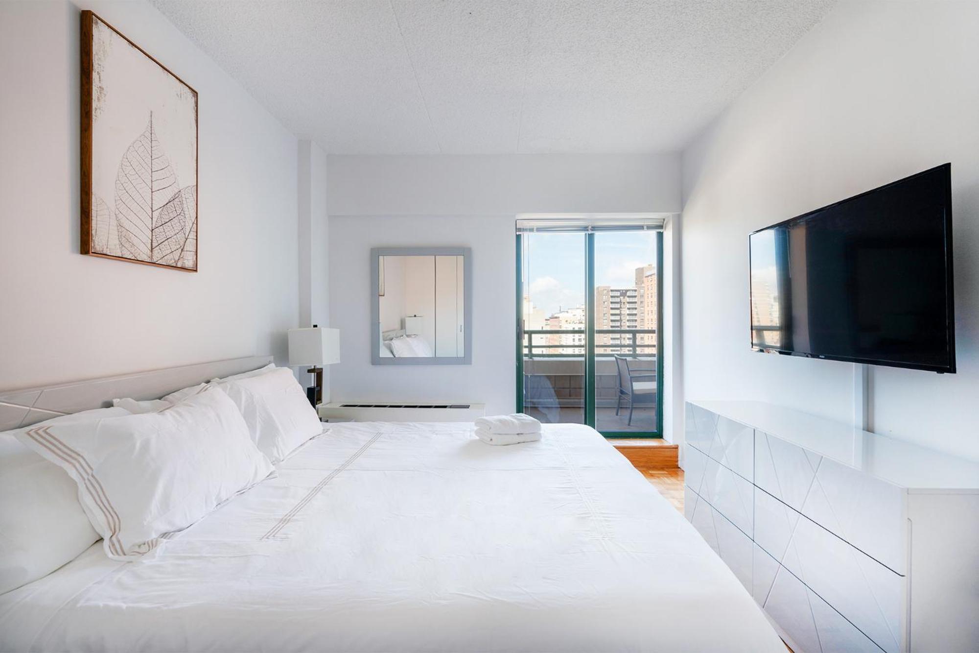 Sunny 3 Bedroom 1 Bath In Nyc Apartment *