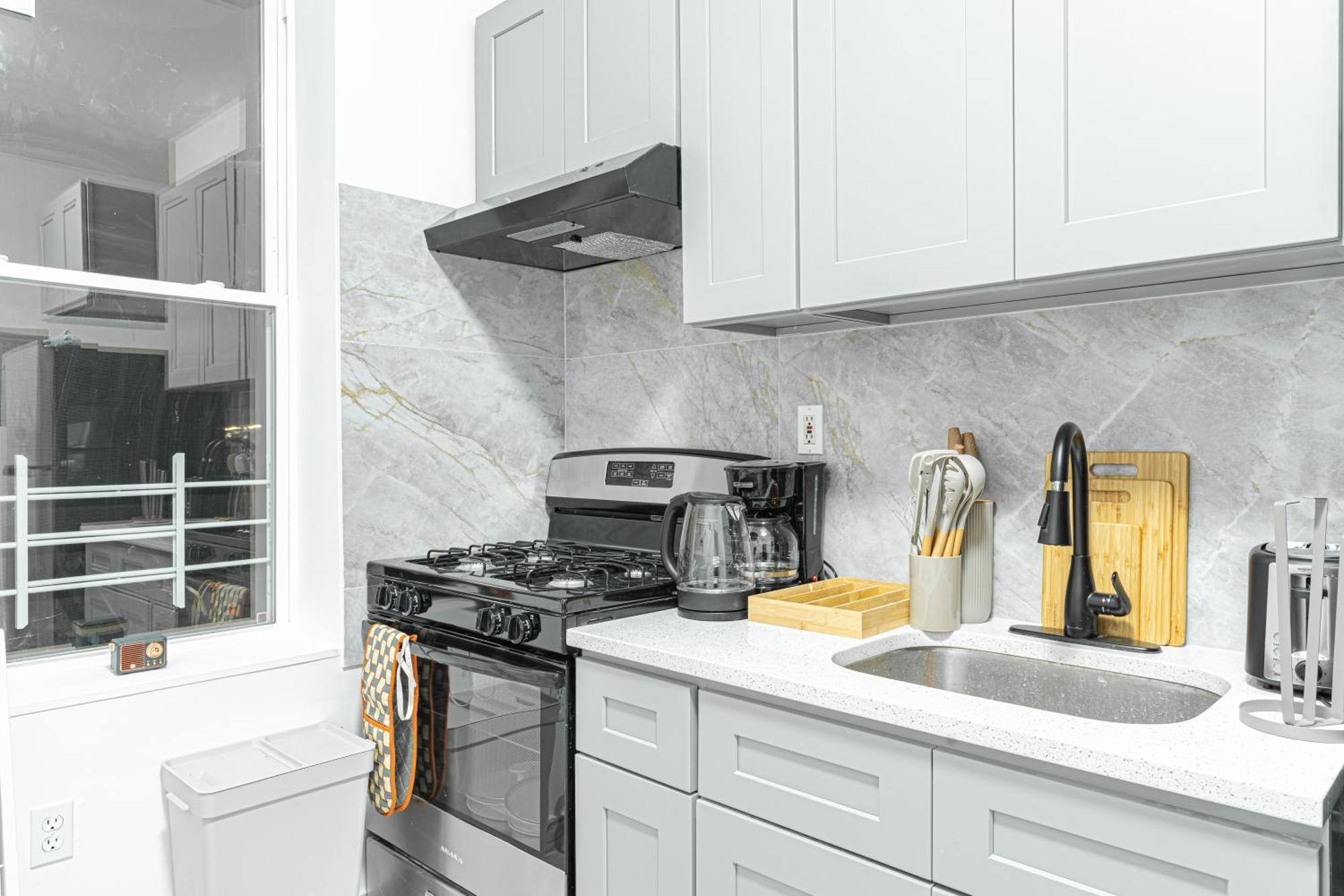 Comfy 2b Near Lga & Subway With Washer & Dryer