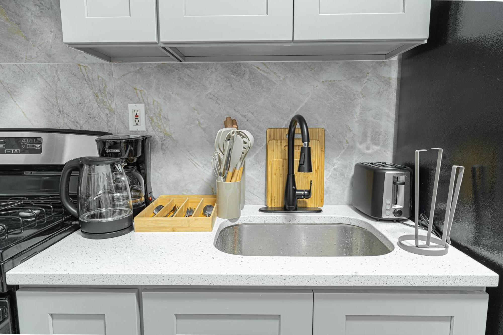 Comfy 2b Near Lga & Subway With Washer & Dryer Apartment *