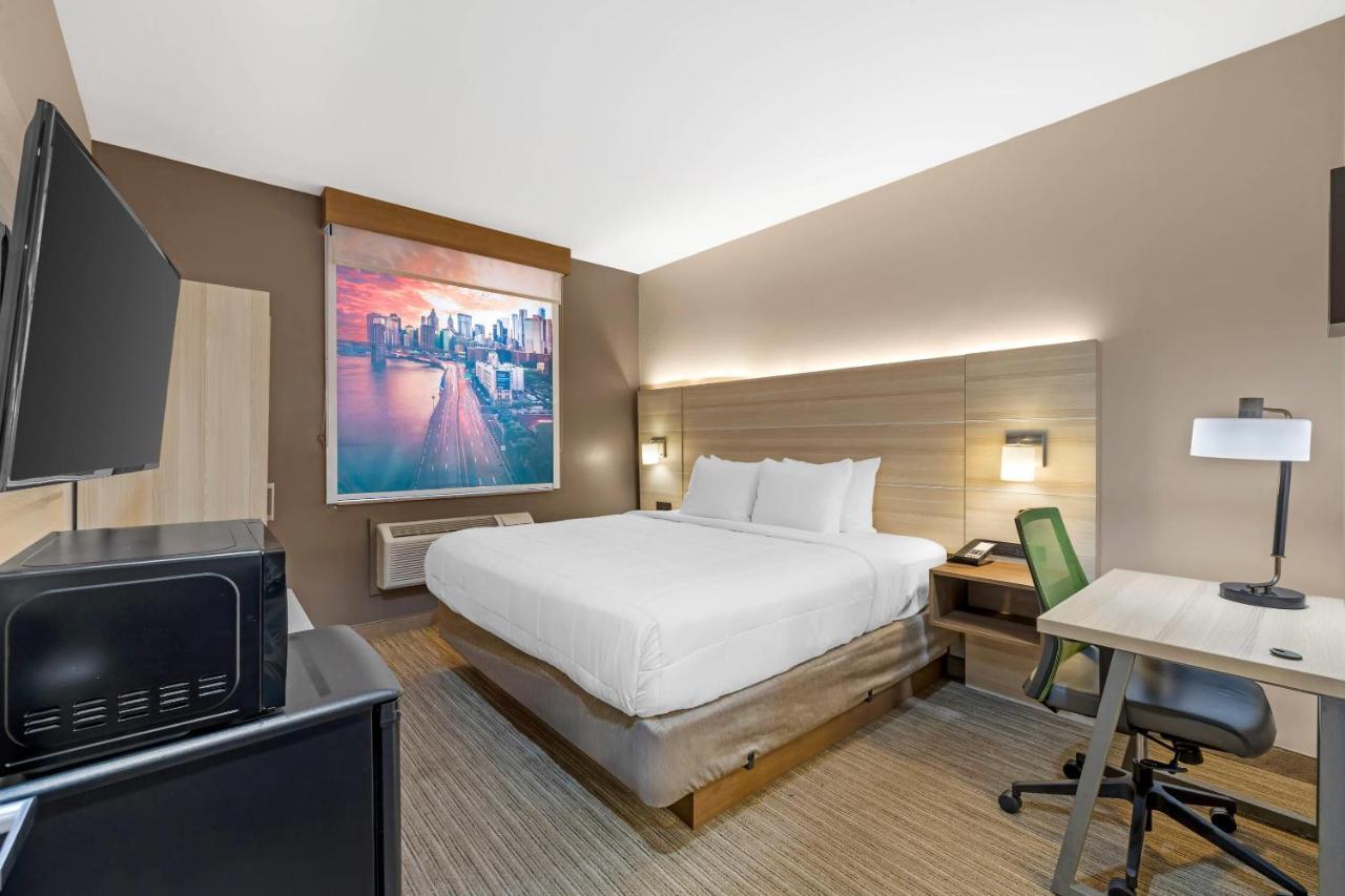 Country & By Radisson, Staten Island