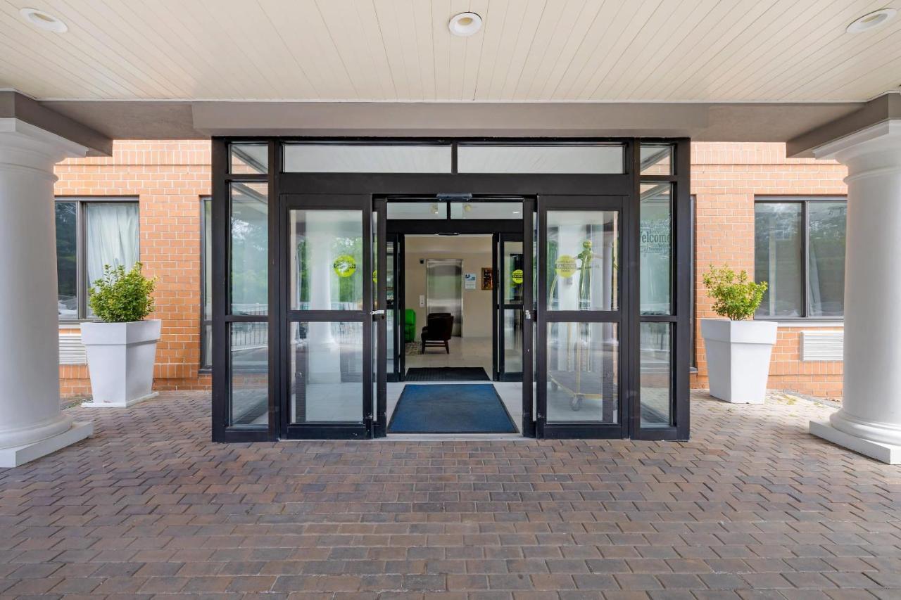 Hotel Country & By Radisson, Staten Island New York