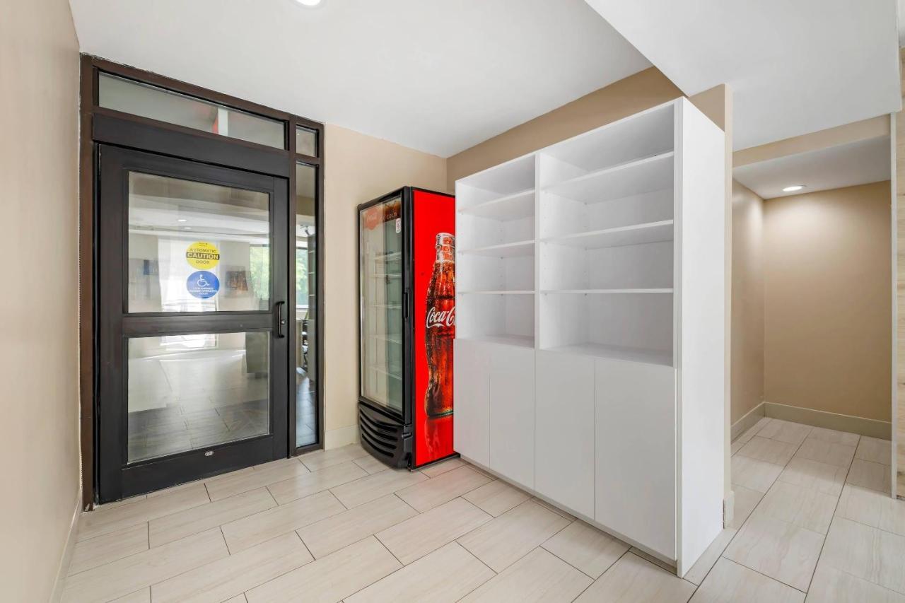 Hotel Country & By Radisson, Staten Island