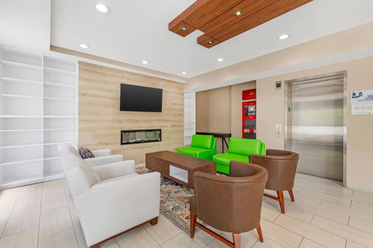 Hotel Country & By Radisson, Staten Island New York