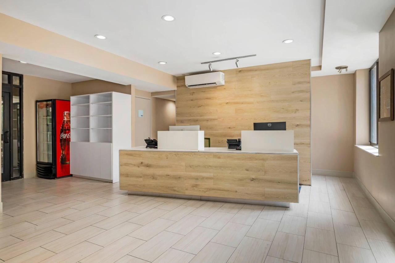 Hotel Country & By Radisson, Staten Island