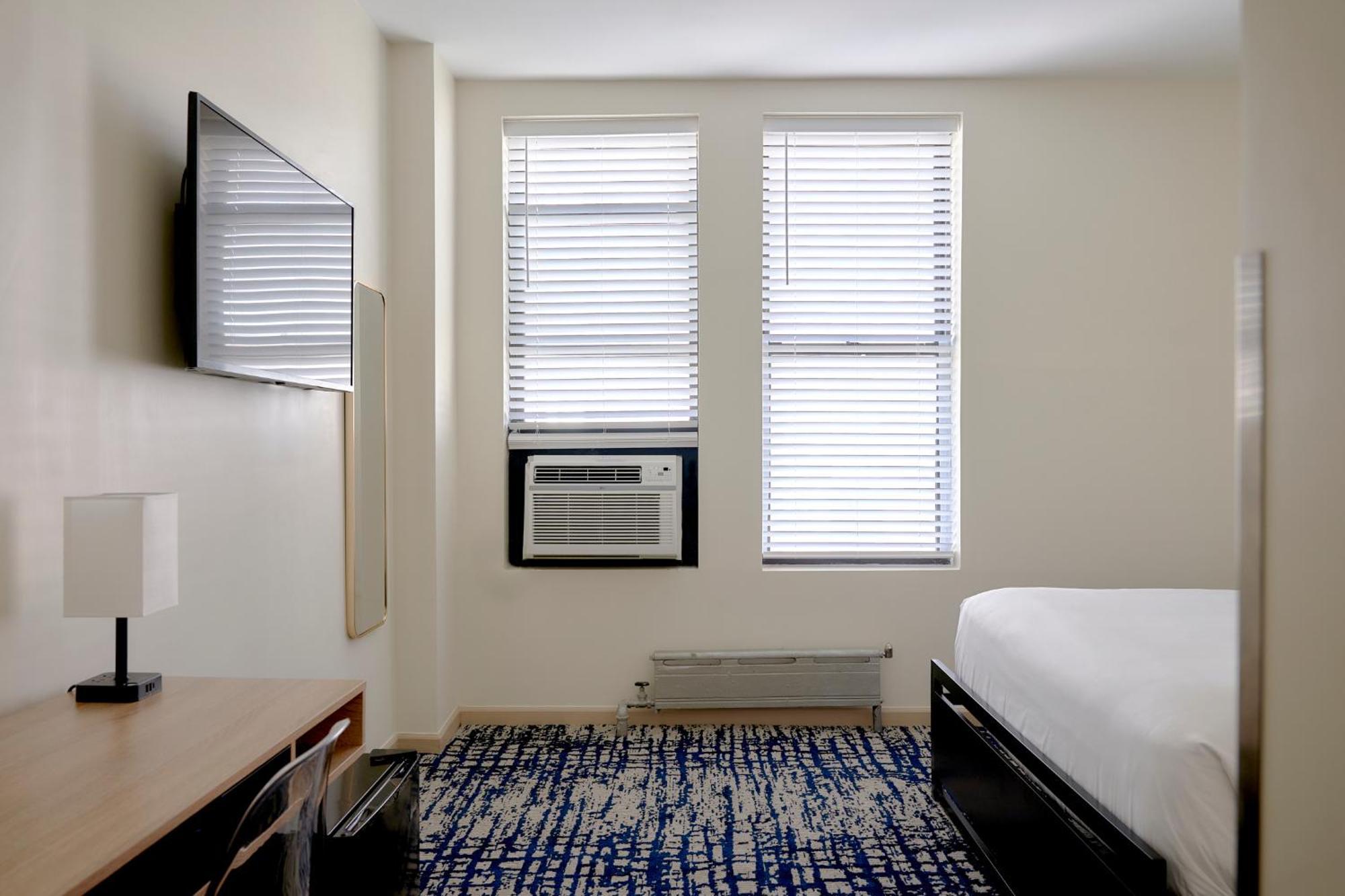 Hotel Night Broadway 3*