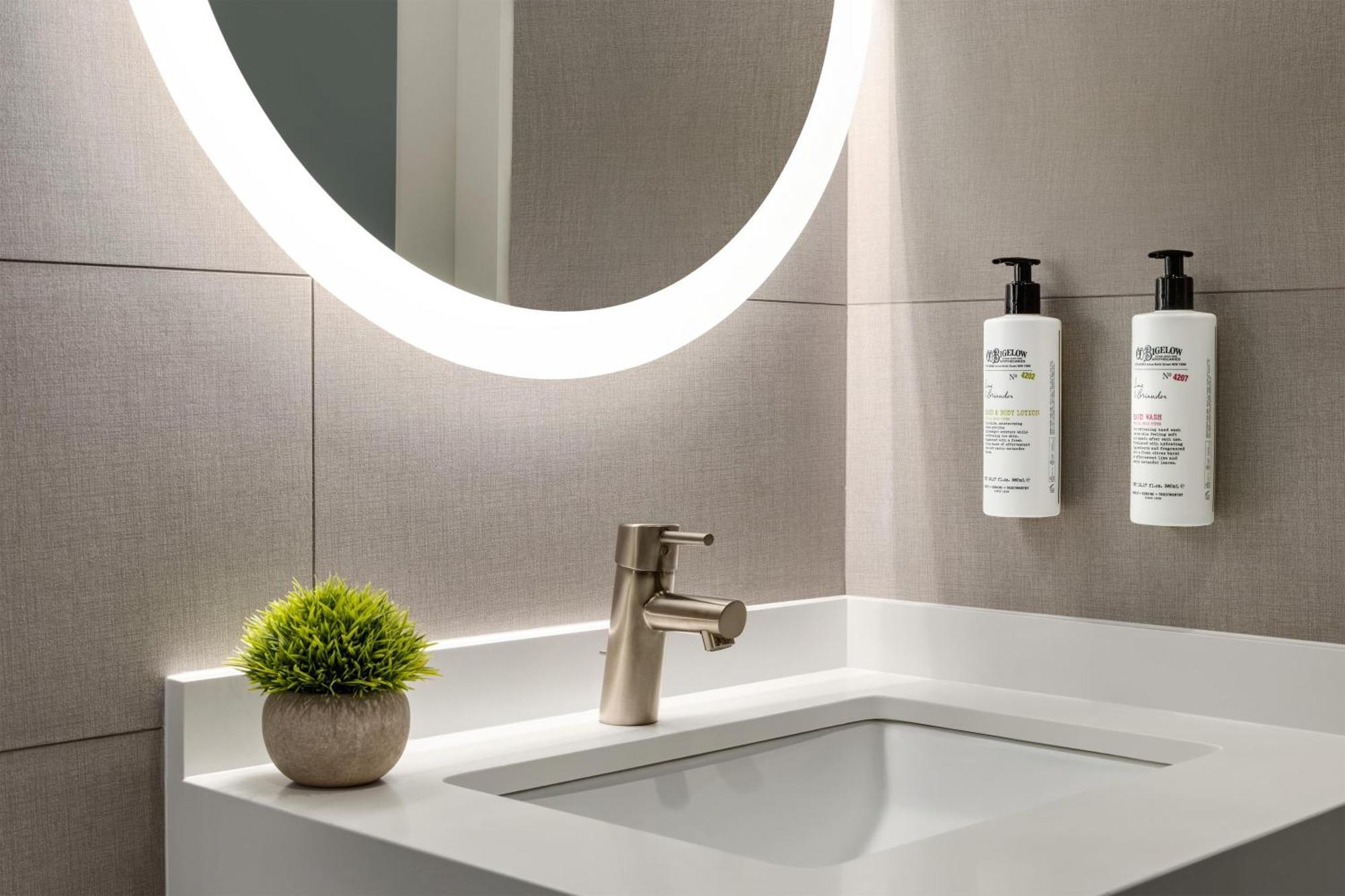 Hotel Martinique On Broadway, Curio Collection By Hilton 4*