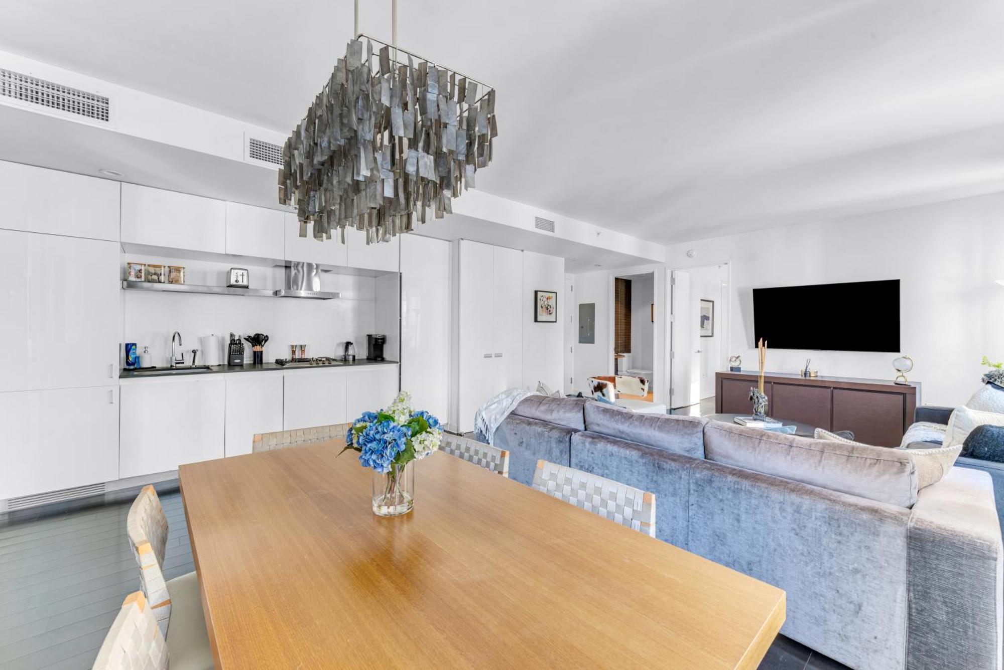 Apartment Elegant Midtown Retreat, Views, Steps To Times Square New York