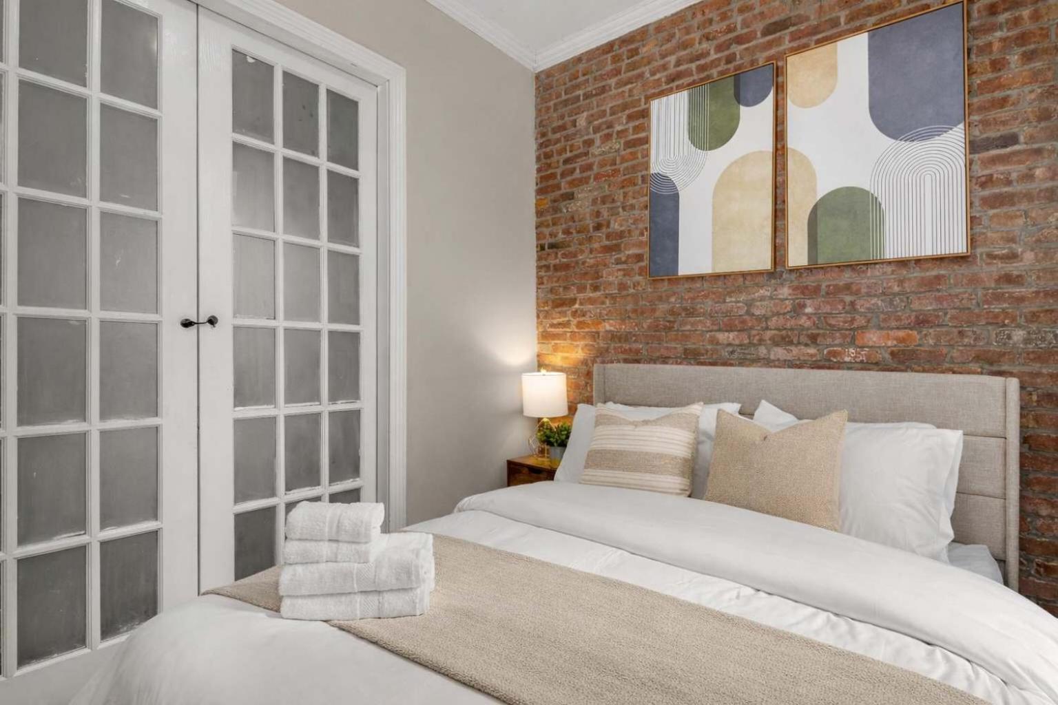 Sophisticated In Vibrant Manhattan Apartment