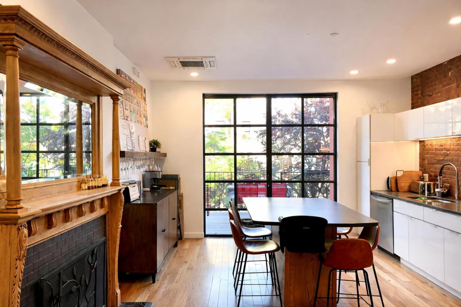 Elegant Historic Harlem Townhouse For Summer