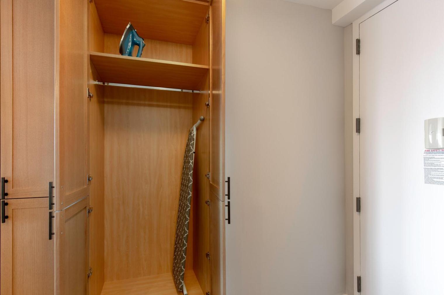 Hells Kitchen 1br W Gym Doorman Lounge Nyc-249 Apartment