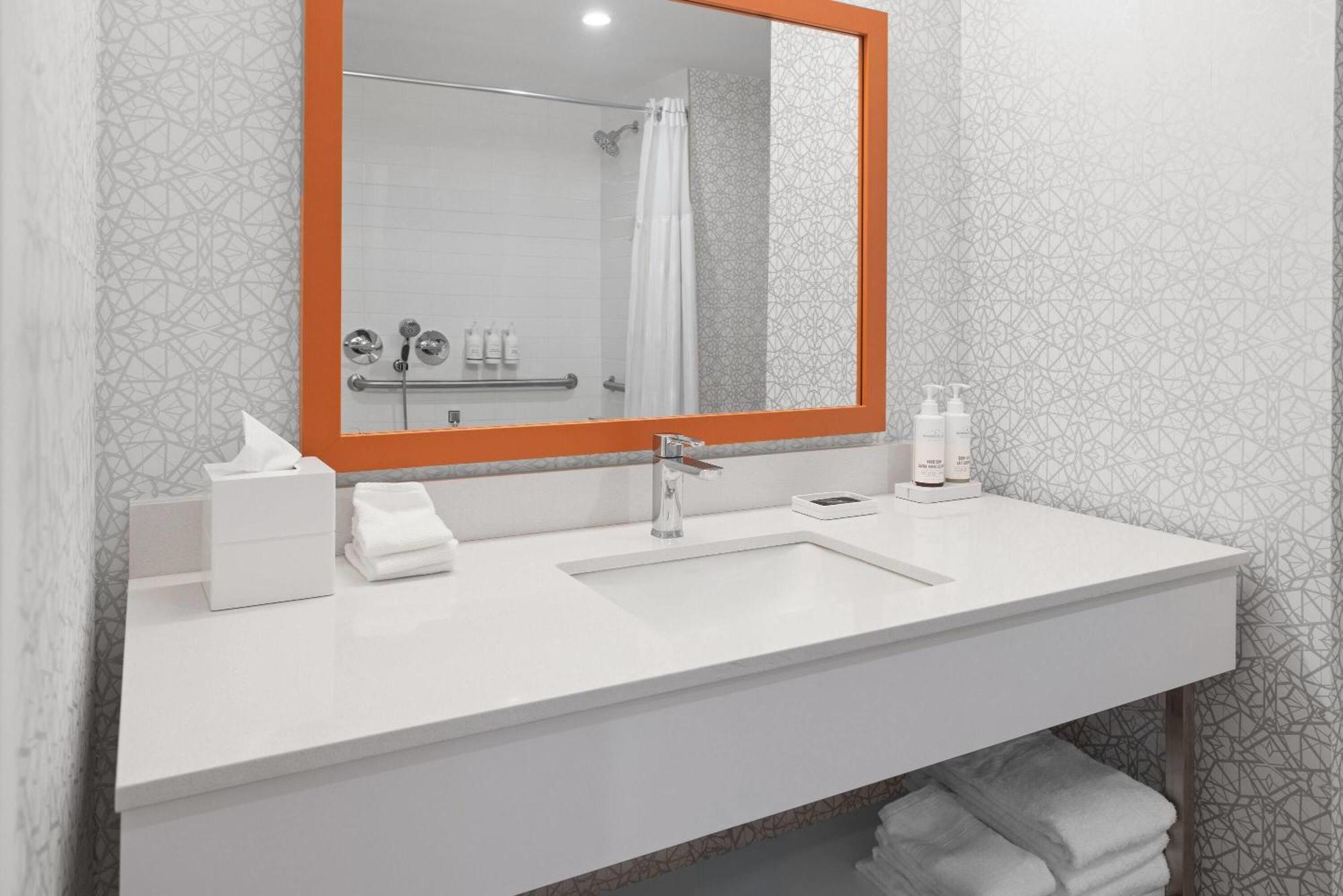 La Quinta Inn & Suites By Wyndham Queens Nyc Jfk Airtrain Hotel New York