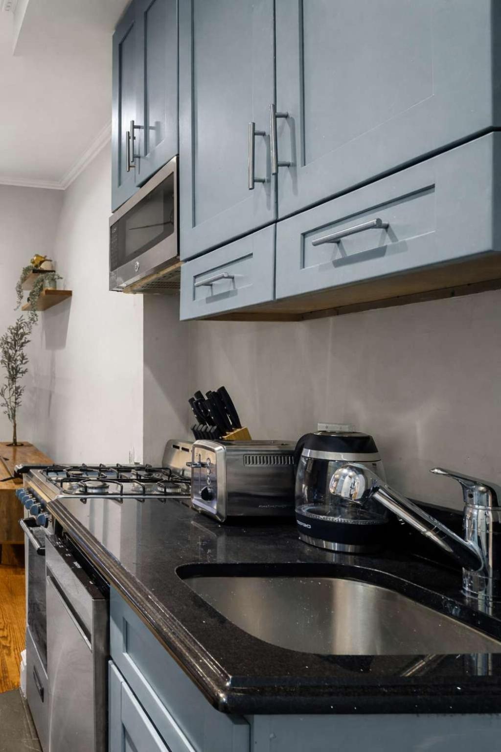 Modern Manhattan Haven Near Everything Apartment *