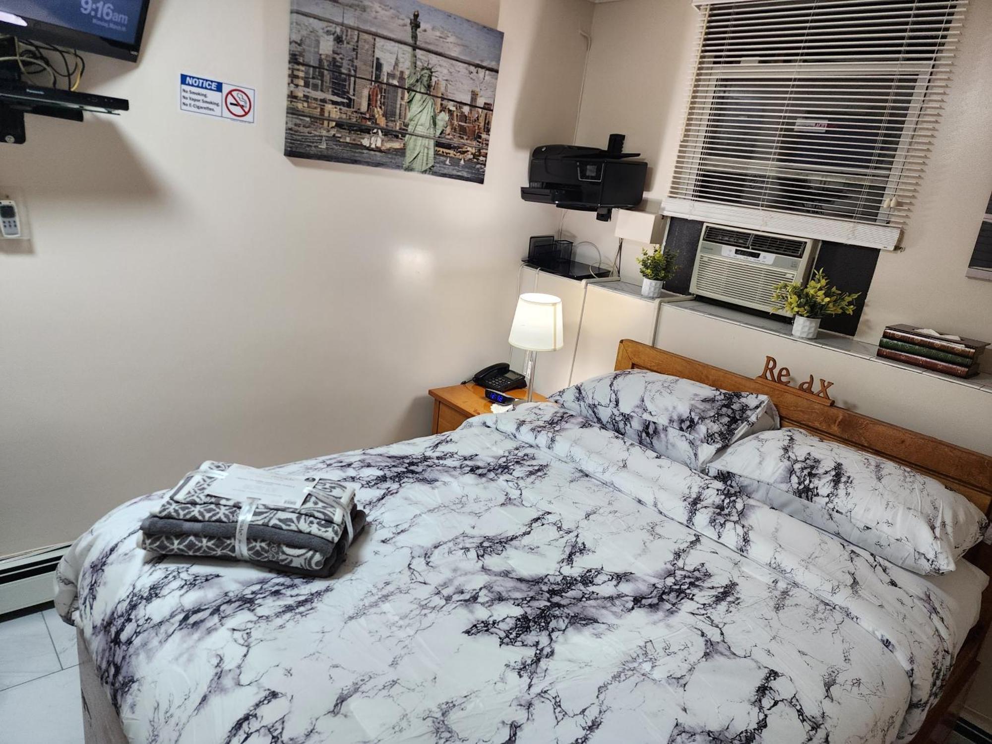 Booking.com Exxlusive: Fully Furnished One Bedroom Entire With Full Size Bed. For One Person Or Couple, Soulmate Positive Friendship Apartment New York