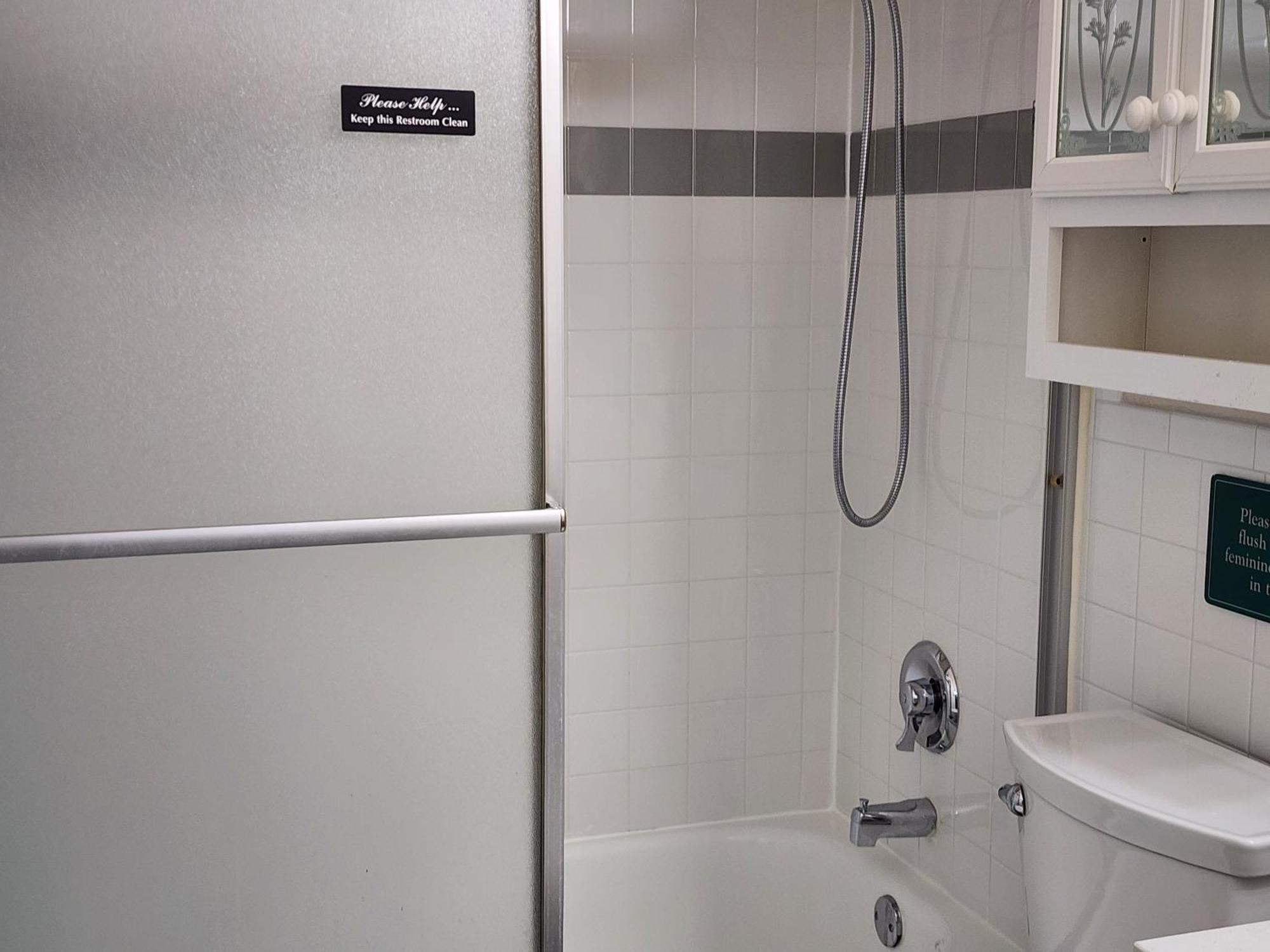 Booking.com Exxlusive: Fully Furnished One Bedroom Entire With Full Size Bed. For One Person Or Couple, Soulmate Positive Friendship Apartment *