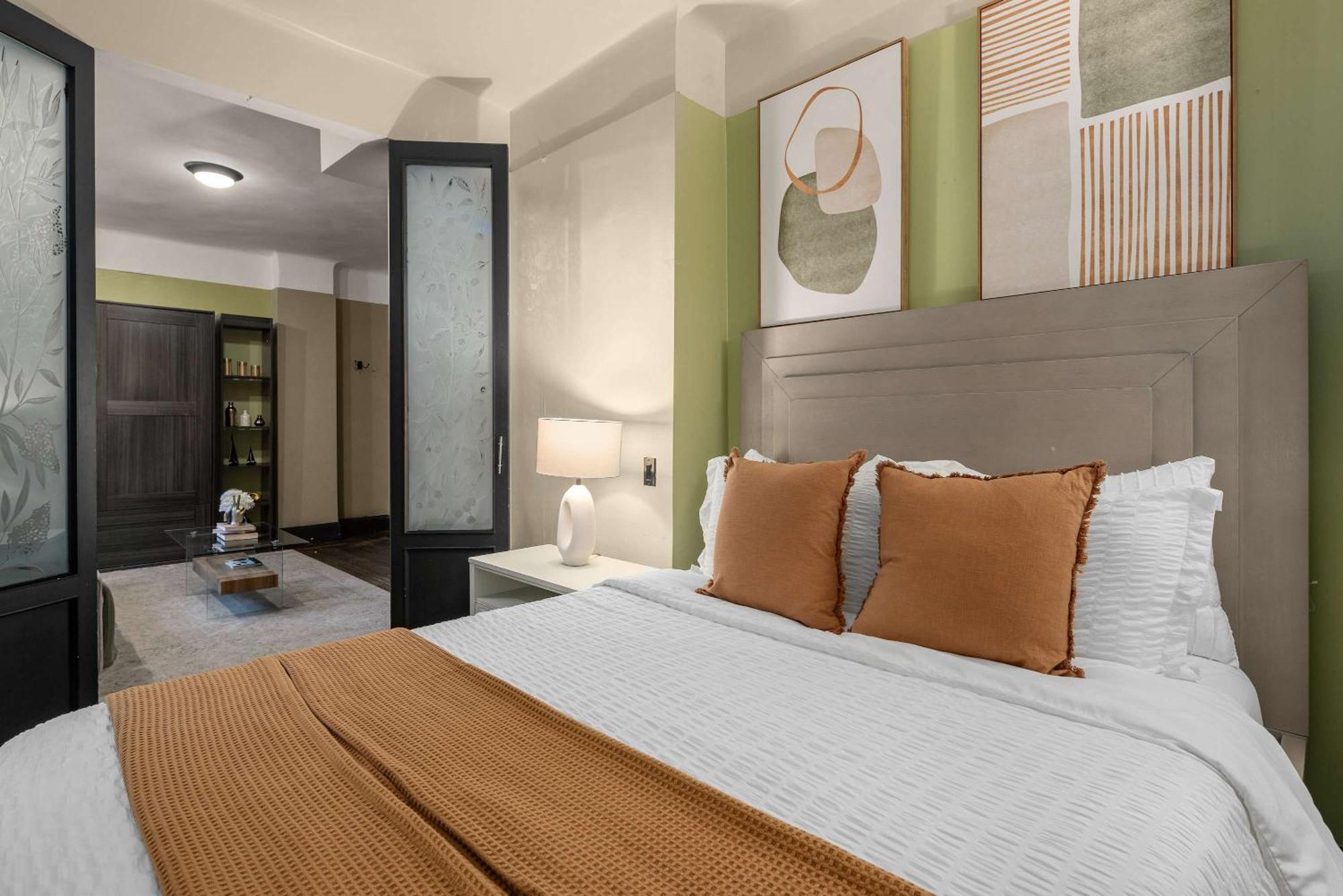 Centrally Located In Nyc Walk To Time Square *