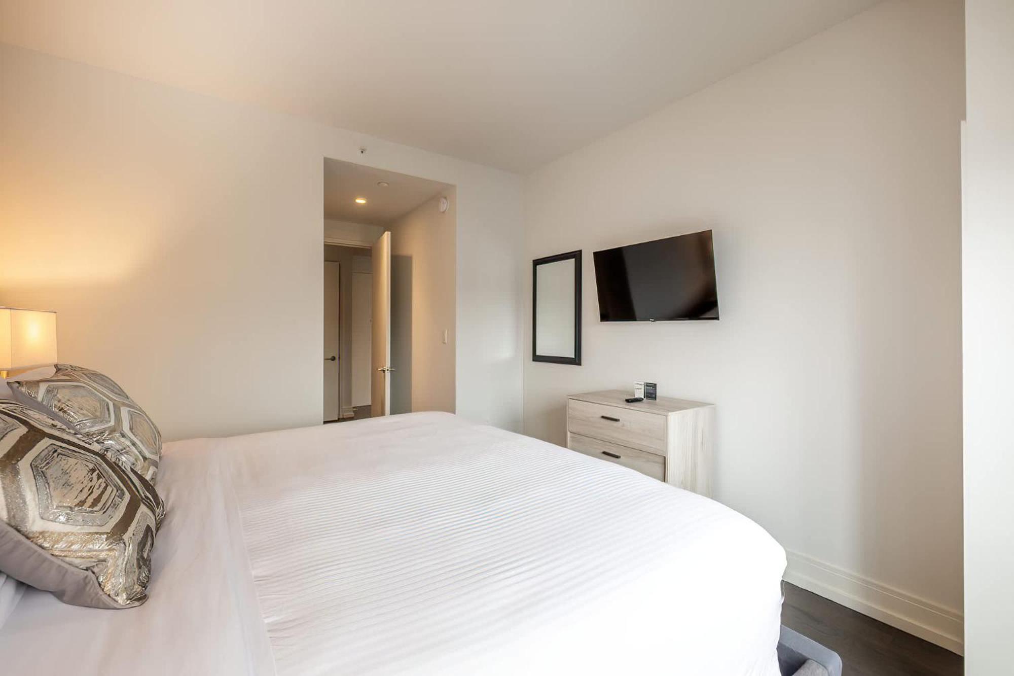 Luxury With Gym & Pool Apartment *