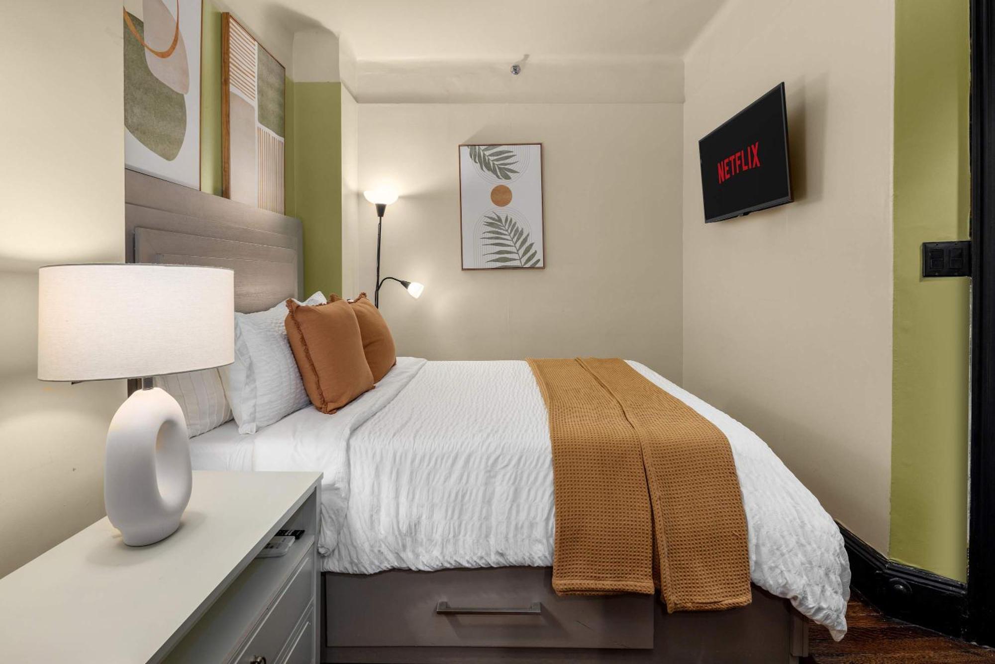 Centrally Located In Nyc Walk To Time Square *