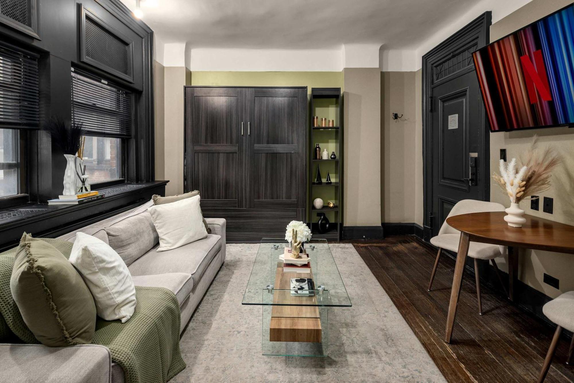 Centrally Located In Nyc Walk To Time Square *