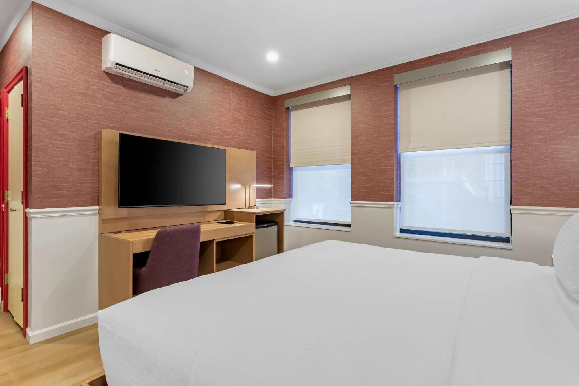The Mayfair Times Square, An Ascend Collection Hotel New York