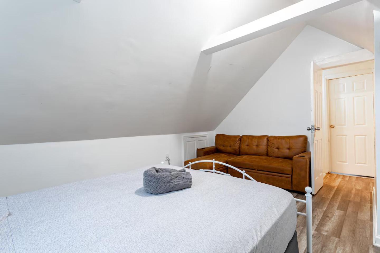 Entire 3bdr W/parking, Backyard, Firepit, Bbq * New York