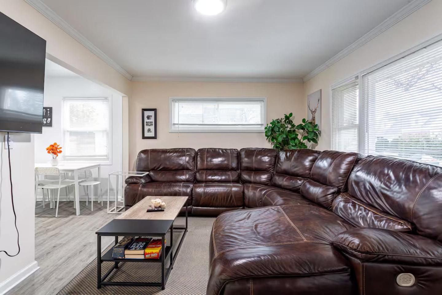 Villa Entire 3bdr W/parking, Backyard, Firepit, Bbq