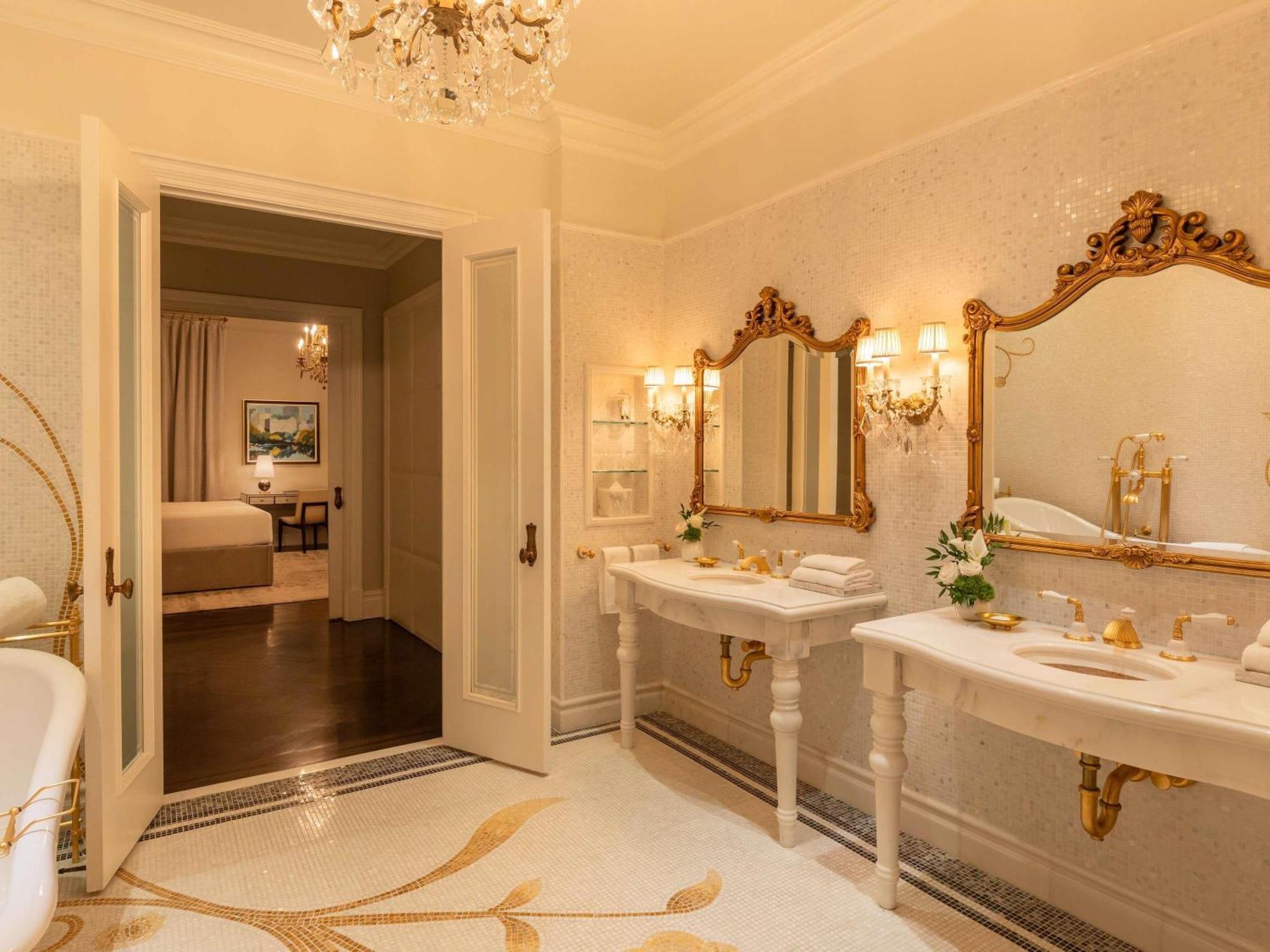 Hotel The Plaza, A Fairmont 5*
