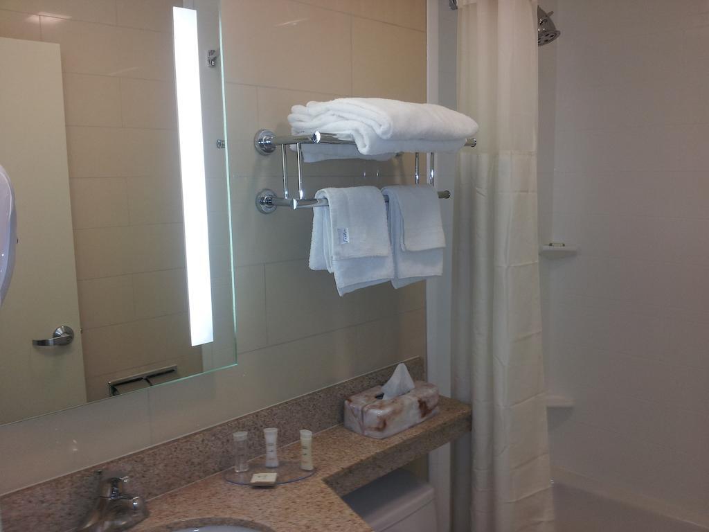 Howard Johnson By Wyndham Jamaica Ny Near Airtrain Jfk