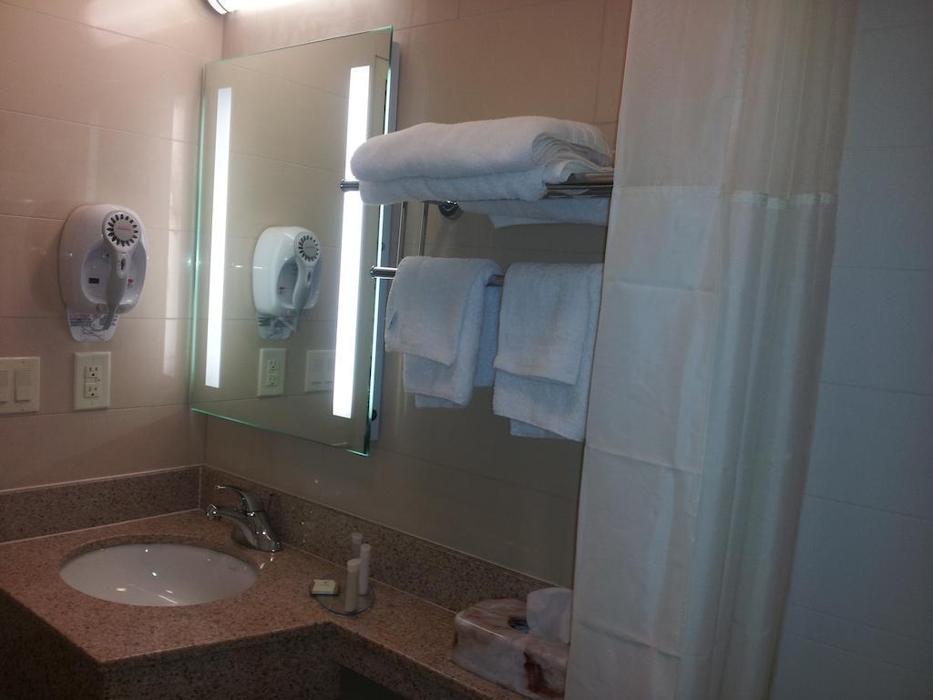 Howard Johnson By Wyndham Jamaica Ny Near Airtrain Jfk New York