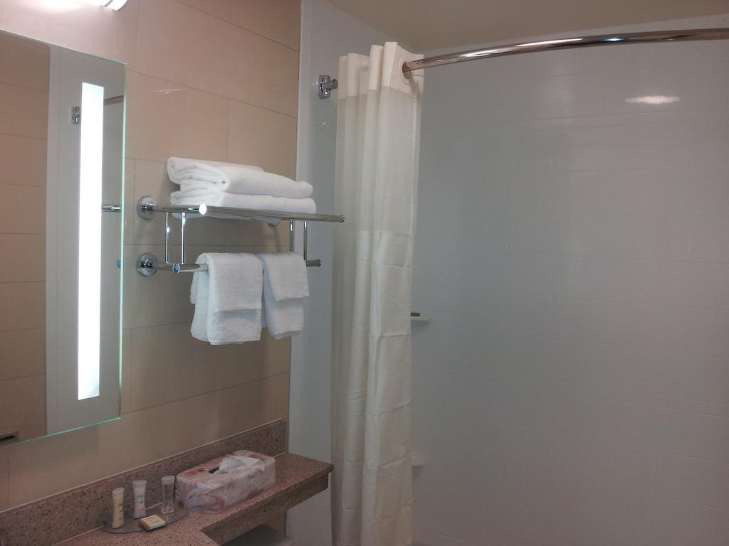 Howard Johnson By Wyndham Jamaica Ny Near Airtrain Jfk New York