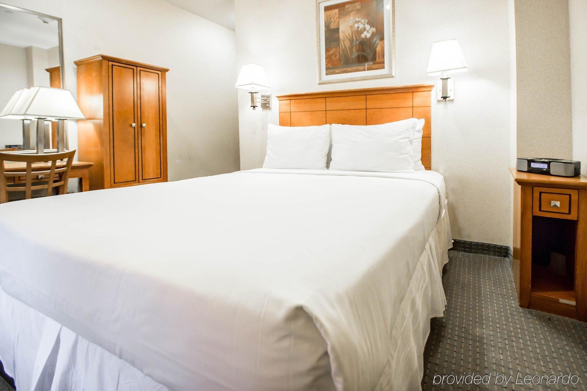 Econo Times Square 2*