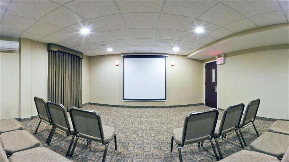 Country & By Radisson, Staten Island 3*