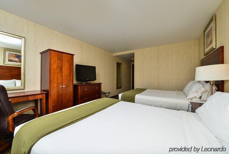 Country & By Radisson, Staten Island 3*