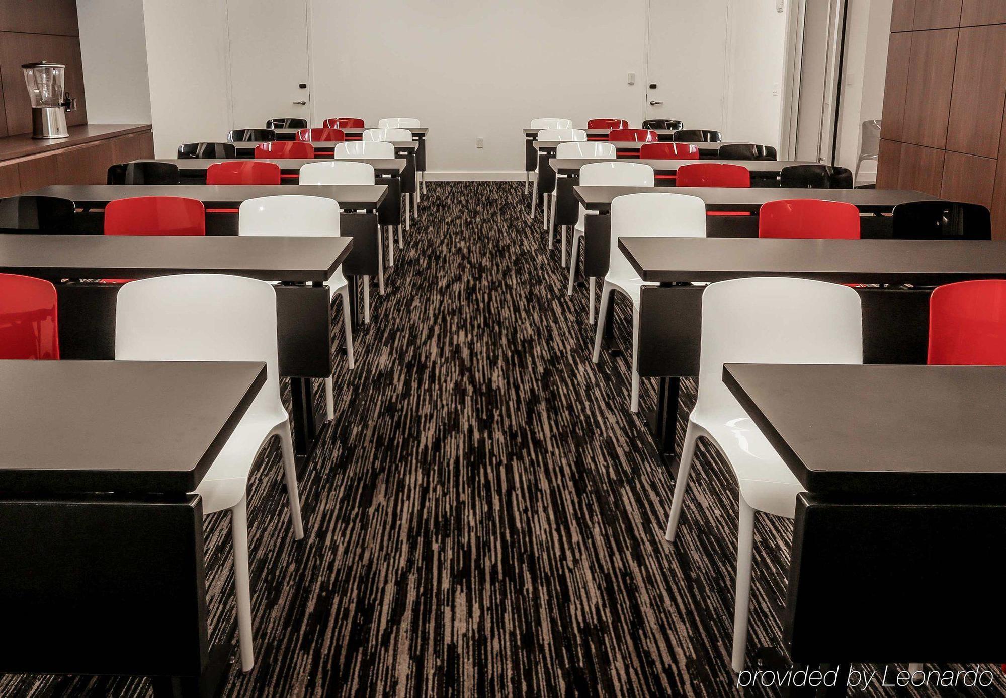 Courtyard By Marriott Long Island City/new York Manhattan View Hotel 3*