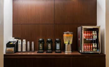 Courtyard By Marriott Long Island City/new York Manhattan View Hotel