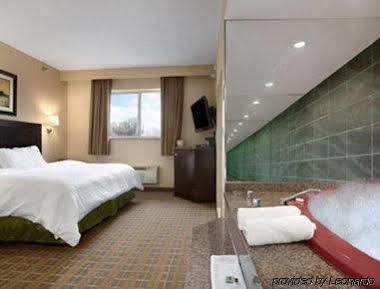 Hotel Ramada By Wyndham Bronx 3*