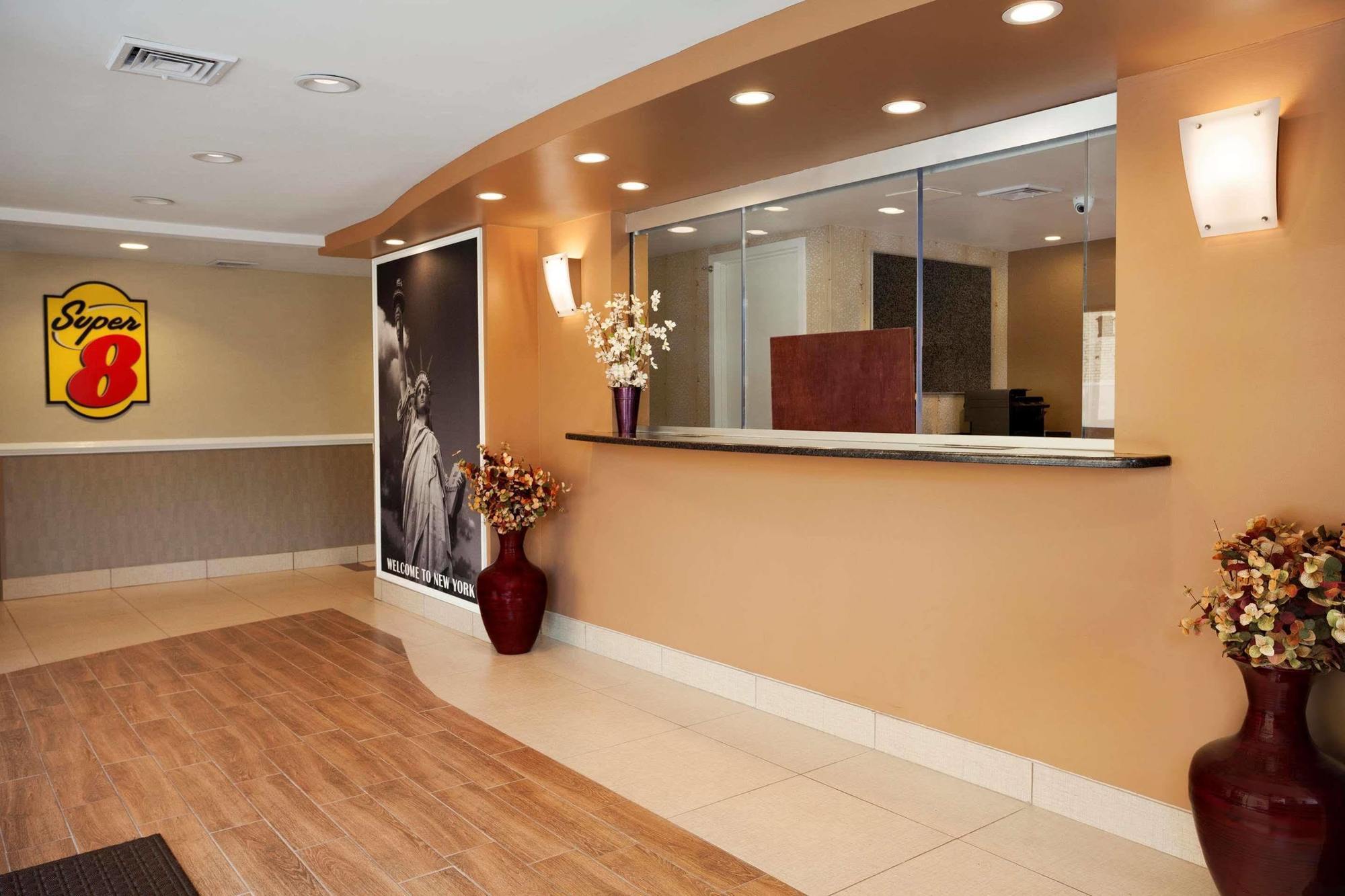 Super 8 Bronx Hotel 2*