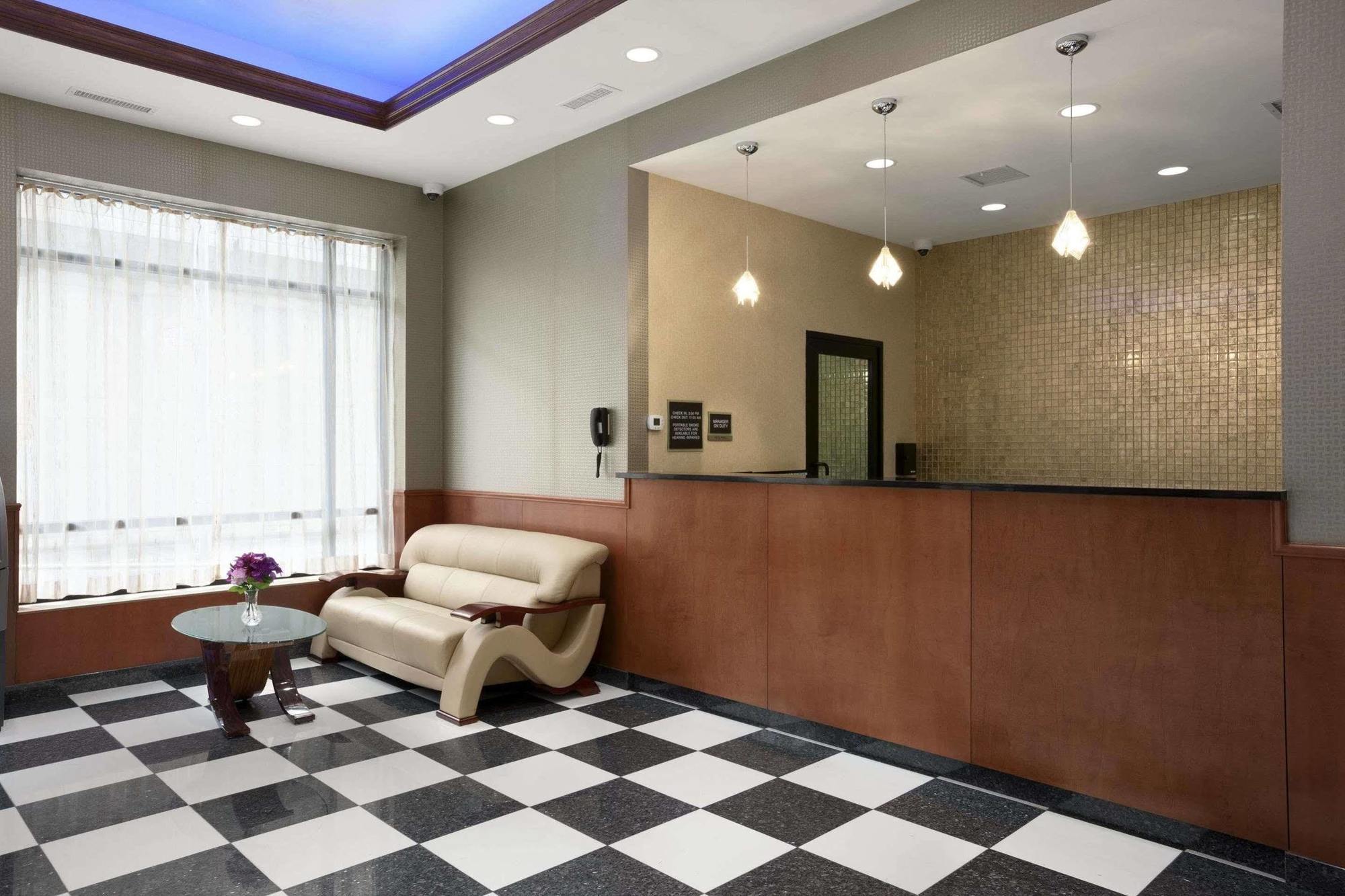 Hotel Howard Johnson By Wyndham Jamaica Ny Near Airtrain Jfk New York