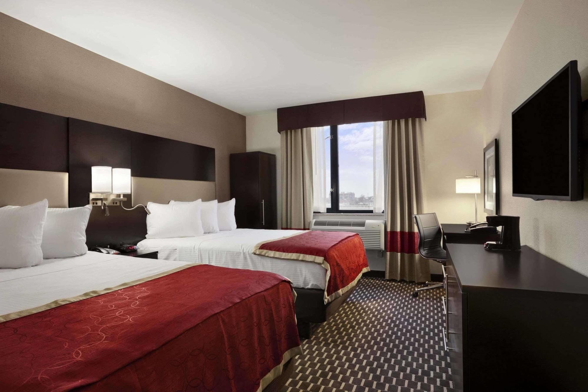 Howard Johnson By Wyndham Jamaica Ny Near Airtrain Jfk