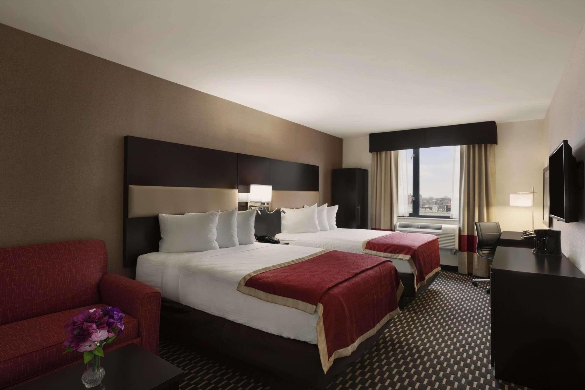 Howard Johnson By Wyndham Jamaica Ny Near Airtrain Jfk Hotel New York