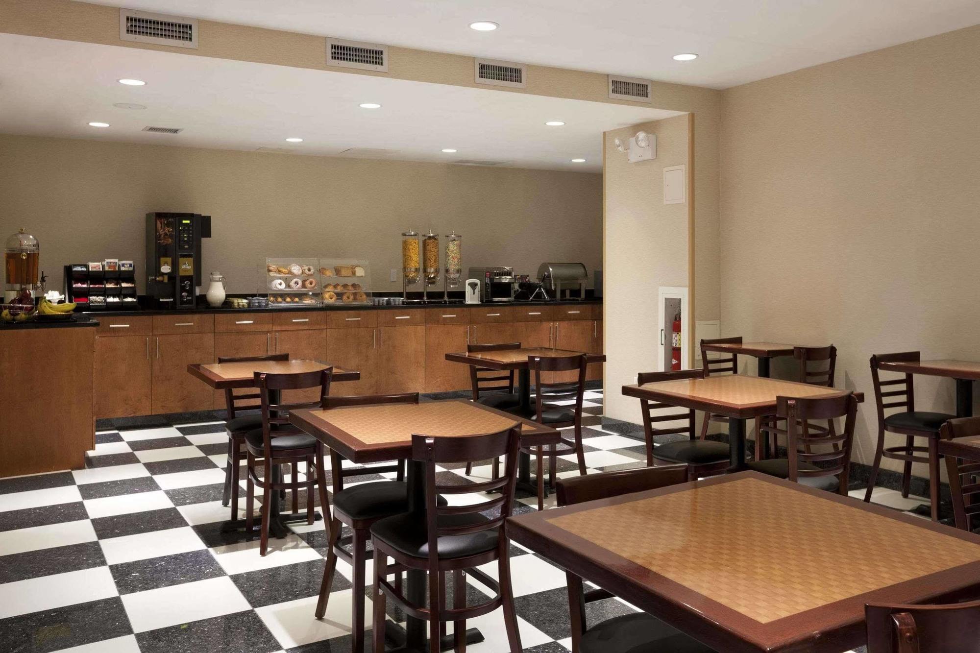 Howard Johnson By Wyndham Jamaica Ny Near Airtrain Jfk 3*