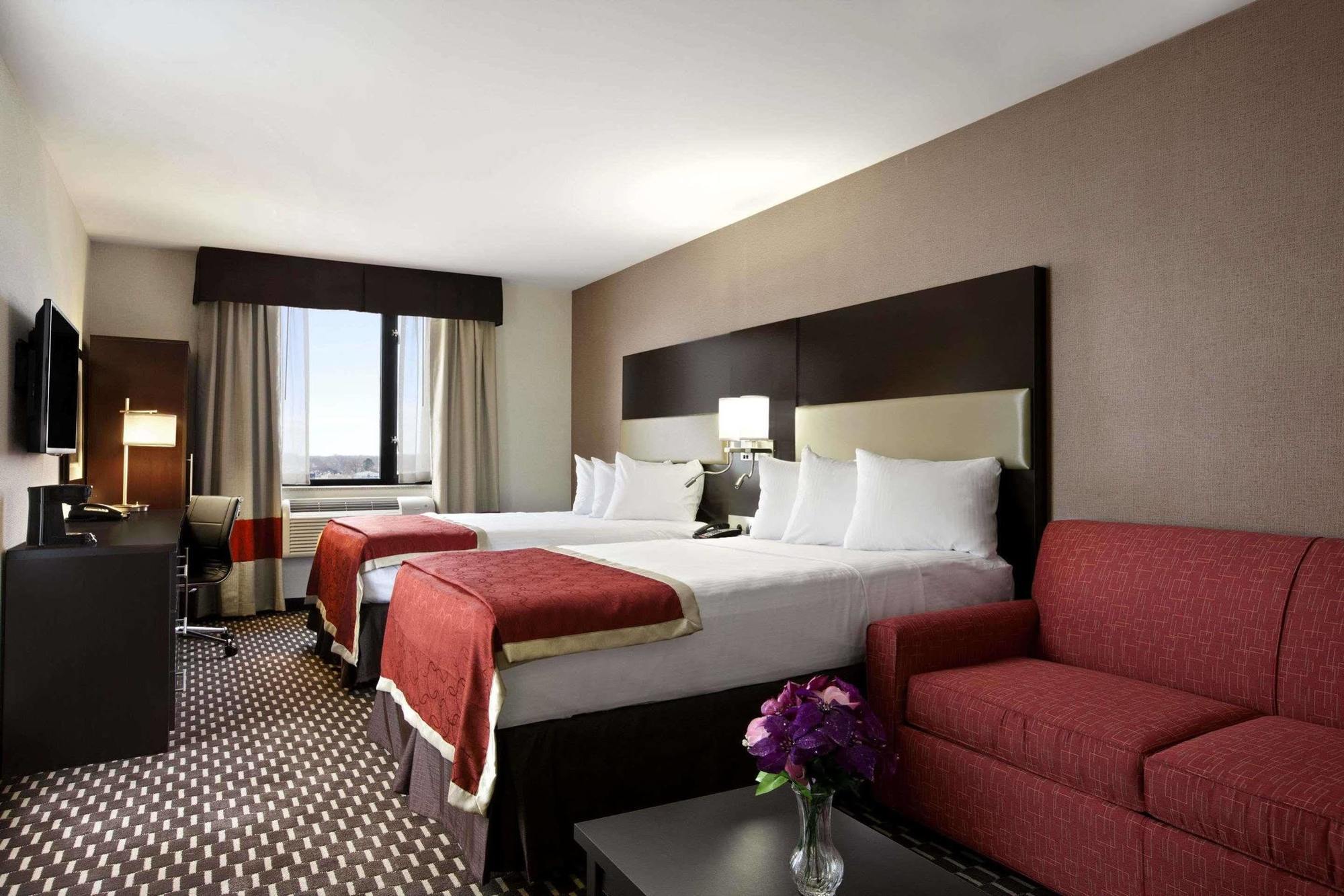 Howard Johnson By Wyndham Jamaica Ny Near Airtrain Jfk Hotel