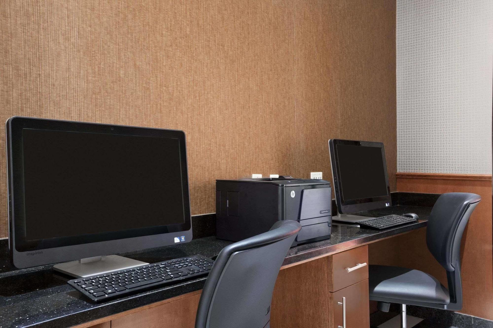 Howard Johnson By Wyndham Jamaica Ny Near Airtrain Jfk Hotel 3*