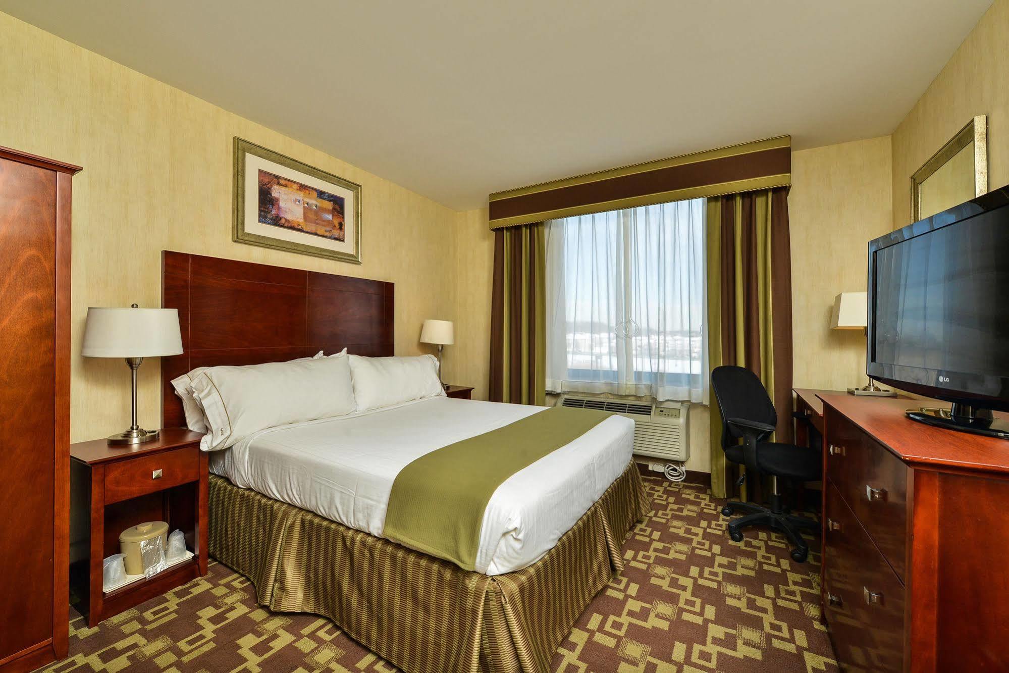 Country & By Radisson, Staten Island 3*