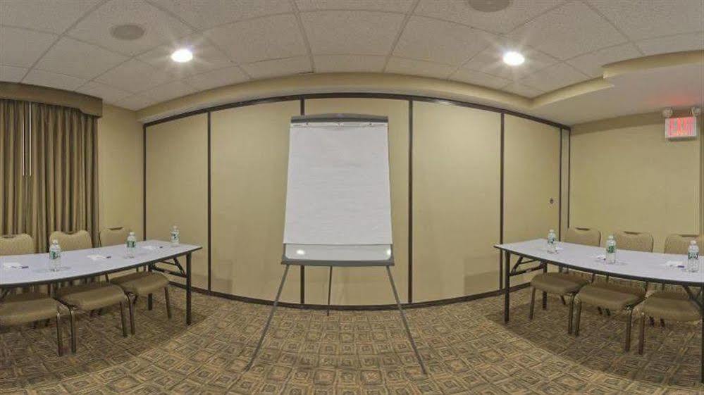 Hotel Country & By Radisson, Staten Island 3*