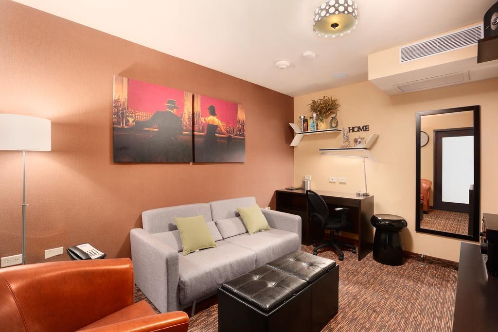 Howard Johnson Soho 3*