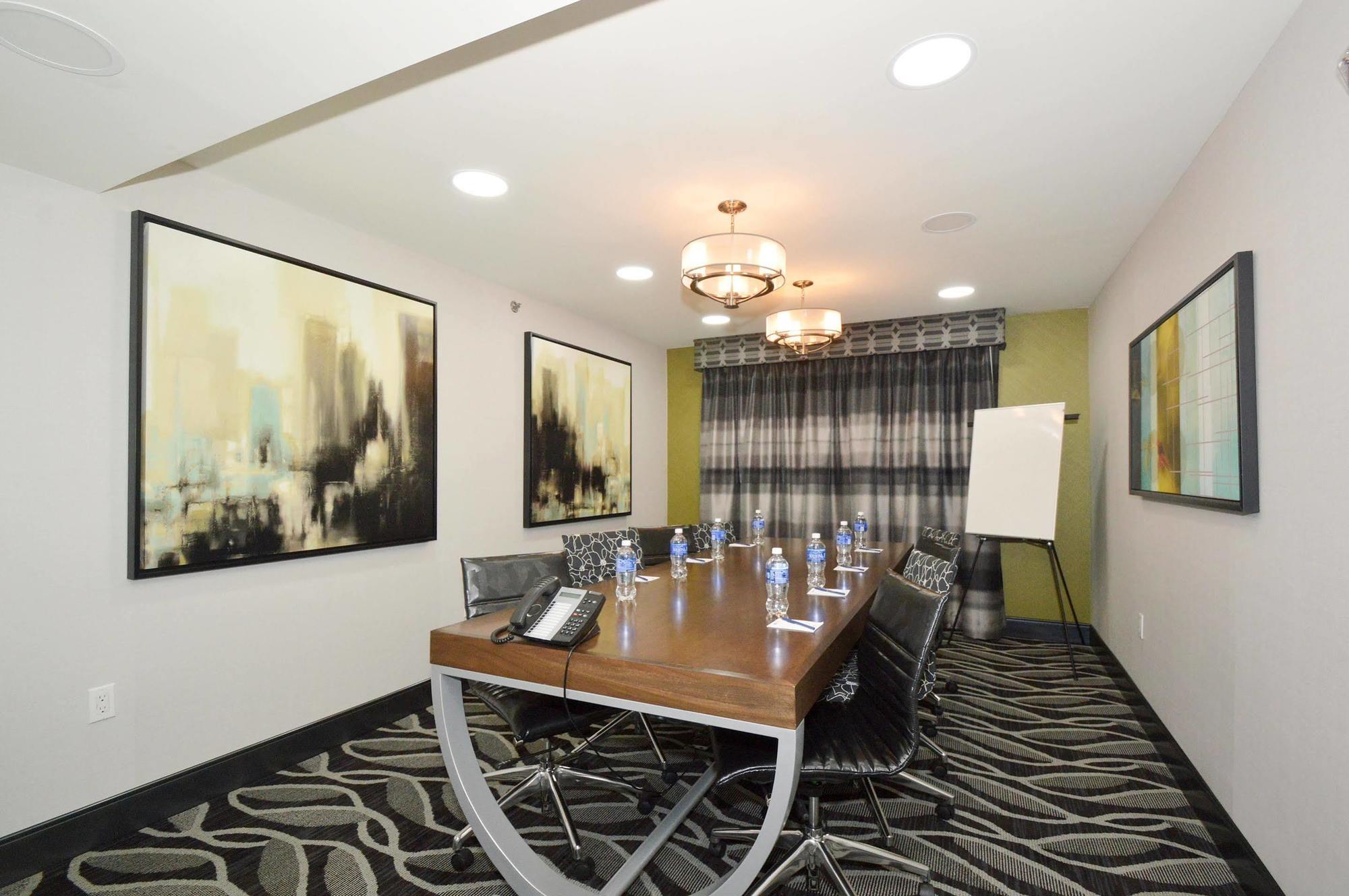 Best Western Plus Laguardia Airport Hotel 3*