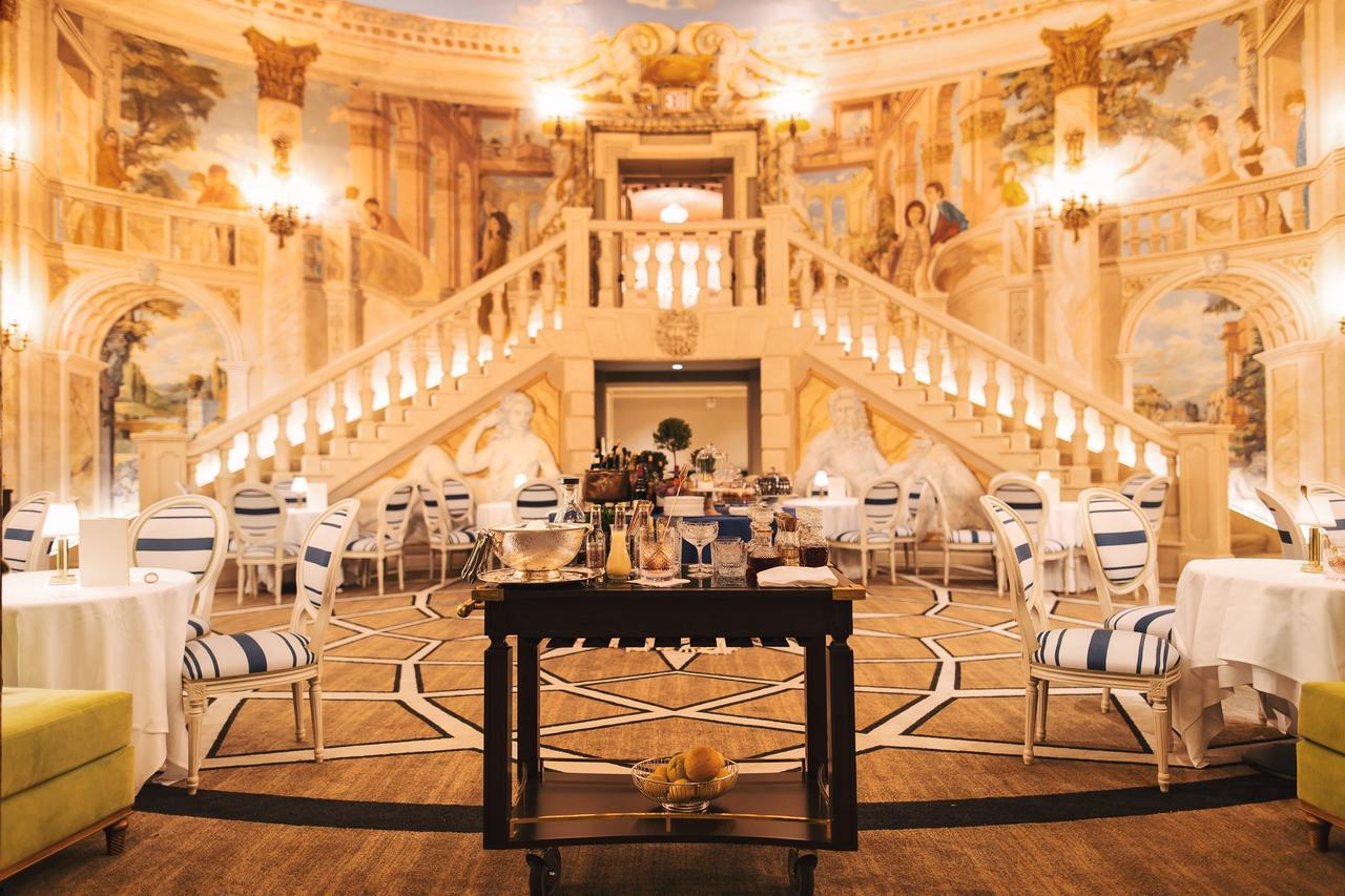 Hotel The Pierre, A Taj Hotel,