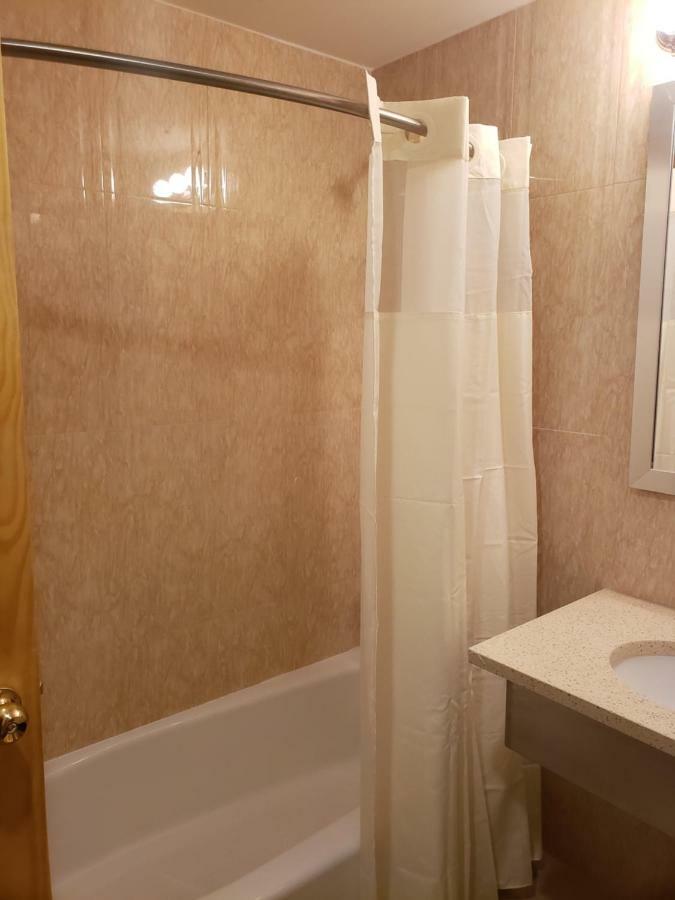 Elmhurst Hotel 3*