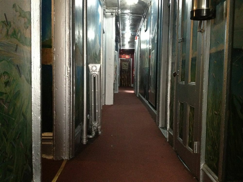 Carlton Arms Hotel 2*