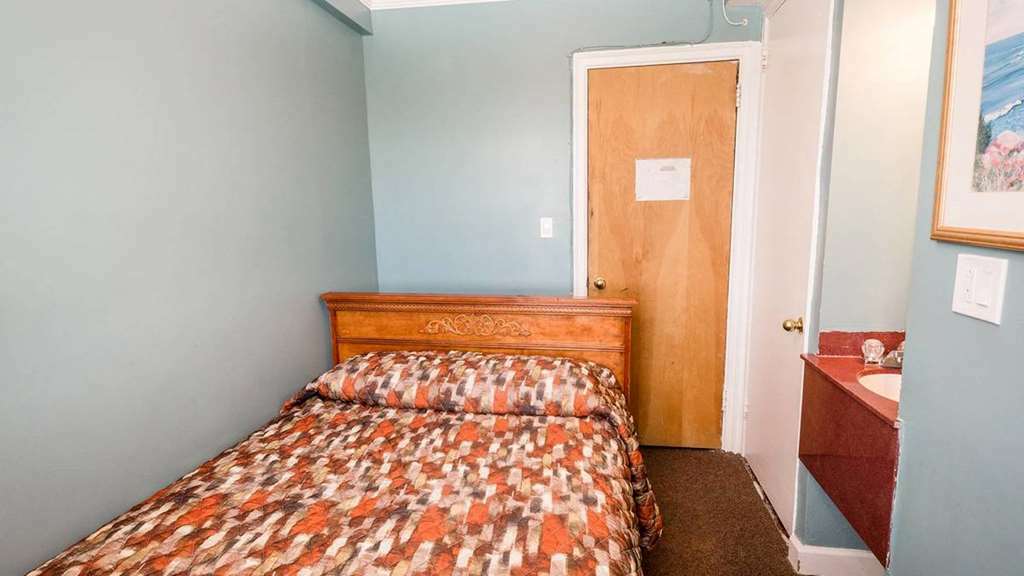 Riverside Tower Hotel 2*